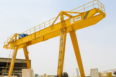 Portique sur rails pour logistique et transport industriel